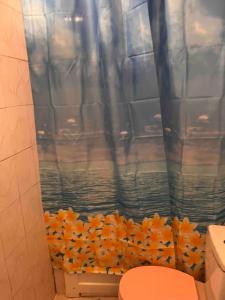 a bathroom with a shower curtain with a toilet at Şehir Merkezinde Konforlu Daire in Istanbul