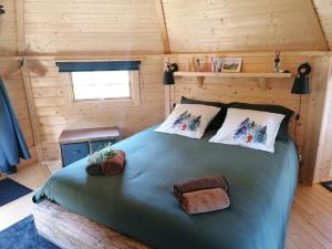 ein Schlafzimmer in einem winzigen Haus mit einem Bett in der Unterkunft Le kota des 3 tilleuls in Dampierre-sur-Salon