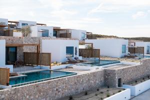 Bazén v ubytování KOIA All - Suite Well Being Resort - Adults Only nebo v jeho okolí
