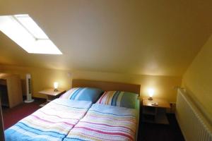 - une chambre avec un lit, 2 tables et 2 lampes dans l'établissement Ruegen_Fewo 62, à Putbus