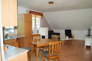 kuchnia i jadalnia ze stołem i krzesłami w obiekcie Ruegen_Fewo 54 Melina w mieście Blieschow