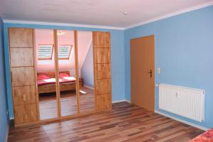 pokój z sypialnią z łóżkiem w obiekcie Ruegen_Fewo 54 Melina w mieście Blieschow