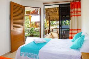 - une chambre avec un lit et un balcon dans l'établissement Casa Yoo Bigu Mazunte, à Mazunte