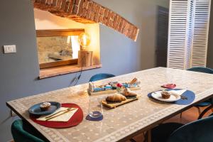 uma mesa com pratos de comida em cima em La Sosta in Toscana em Camaiore