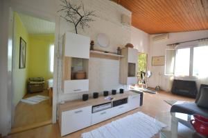 A kitchen or kitchenette at Danube River house