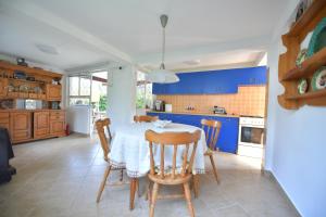 A kitchen or kitchenette at Danube River house