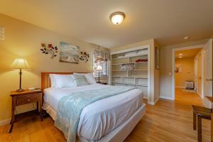 1 dormitorio con 1 cama blanca grande y escritorio en Elk Meadow Cabins 7 Beachcomber Studio, en Orick