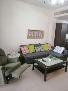 un soggiorno con divano e tavolino da caffè di Dead Sea Jordan Sea View Samarah Resort Traveler Award 2024 winner a Sowayma