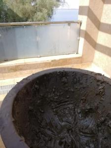 einen schwarzen Brunnen vor einem Fenster in der Unterkunft Dead Sea Jordan Sea View Samarah Resort Traveler Award 2024 winner in Sowayma