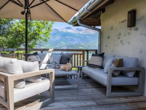 Ein allgemeiner Bergblick oder ein Berglick von des Chalets aus