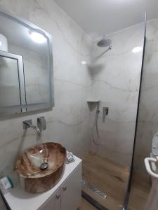 Ένα μπάνιο στο Lovely 1-bedroom Apartment in Sarandë