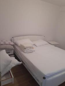 Ένα ή περισσότερα κρεβάτια σε δωμάτιο στο Lovely 1-bedroom Apartment in Sarandë