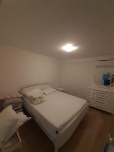Ένα ή περισσότερα κρεβάτια σε δωμάτιο στο Lovely 1-bedroom Apartment in Sarandë