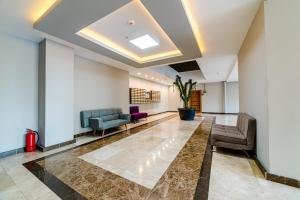 un vestíbulo de oficina con sofá y sillas en Solid Residence Mamaia Luminita, en Mamaia