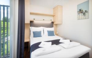 Posteľ alebo postele v izbe v ubytovaní Tisza-tó Apartmanpark