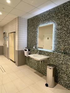 Vonios kambarys apgyvendinimo įstaigoje Domitys L'Orangerie