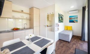 Kuchyňa alebo kuchynka v ubytovaní Tisza-tó Apartmanpark