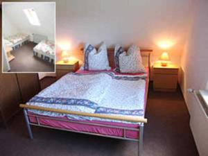 1 dormitorio con 1 cama en una habitación con 2 lámparas en Ruegen_Fewo 69, en Ummanz