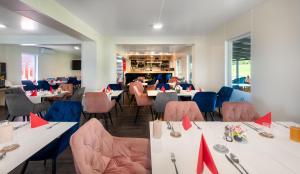 Reštaurácia alebo iné gastronomické zariadenie v ubytovaní Tisza-tó Apartmanpark