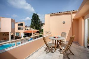 Bazén v ubytování Elma's Dream Apartments & Villas nebo v jeho okolí