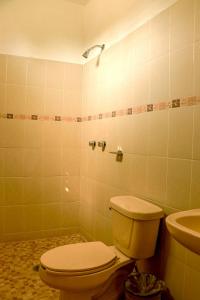 A bathroom at Hotel Rivera Del Mar