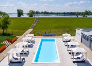 Bazén v ubytovaní Tisza-tó Apartmanpark alebo v jeho blízkosti