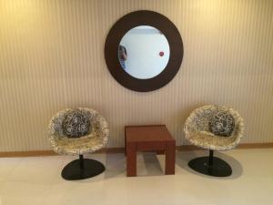 Posezení v ubytování Stone House Hotel Pasay