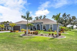 ケープコーラルにあるBeautiful Cape Coral Oasis! King Bed, BBQ, Heated Pool, PVT Yard & Much More!の庭のヤシの木がある家