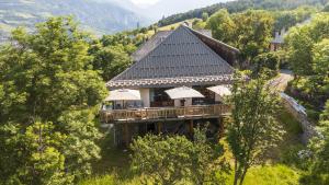 eine Luftaufnahme eines Hauses in den Bergen in der Unterkunft Superbe ferme rénovée en chalet de luxe en PLEINE NATURE in Barcelonnette