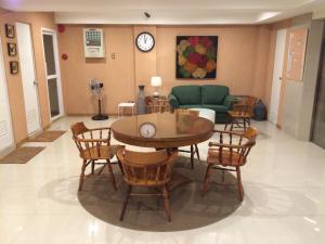 Posezení v ubytování Stone House Hotel Pasay