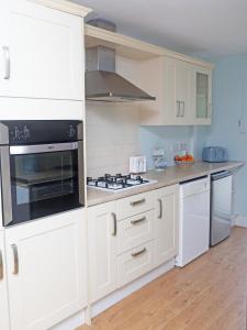 Kuchyň nebo kuchyňský kout v ubytování Killala 3 bed house