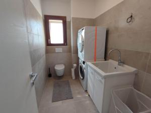 een kleine badkamer met een koelkast en een wastafel bij Appartamento da Guido in Borso del Grappa