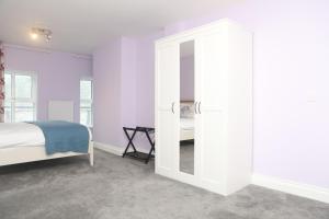 Postel nebo postele na pokoji v ubytování Killala 3 bed house