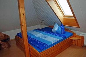 a small bed in a room with a window at Ruegen_Fewo 137 in Zudar