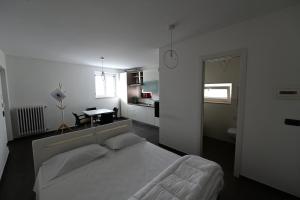 Una cama o camas en una habitación de Le case di Emma