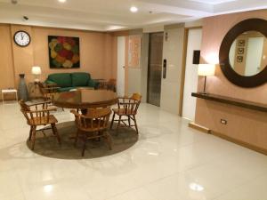 Posezení v ubytování Stone House Hotel Pasay