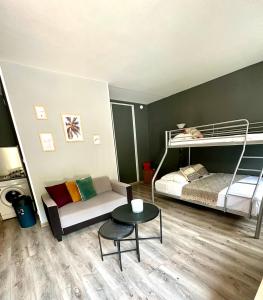 Appartement avec plage et parking في بيترانيرا: غرفة بسرير واريكة وطاولة