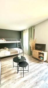Appartement avec plage et parking في بيترانيرا: غرفة بسرير وطاولة وتلفزيون