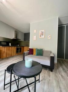 Appartement avec plage et parking في بيترانيرا: غرفة معيشة مع أريكة وطاولة