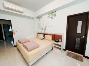 ein Schlafzimmer mit einem Bett in einem Zimmer in der Unterkunft Zucuo Homestay in Insel Nangan