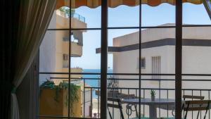 una finestra con vista da un balcone con tavolo di Home Victoria Playa Málaga a Rincón de la Victoria