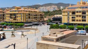 una città con uno skate park di fronte agli edifici di Home Victoria Playa Málaga a Rincón de la Victoria