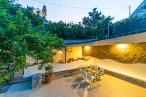 un patio al aire libre con mesa y sillas en Residenza Sant'Angelo - Art Apartment, en Minori