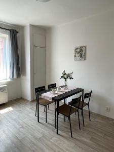 comedor con mesa negra y sillas en Apartmán Fifejdy, Ostrava, centrum en Ostrava