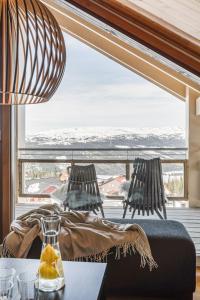 een kamer met een groot raam met een bed en een tafel bij Åre's best family home in Åre