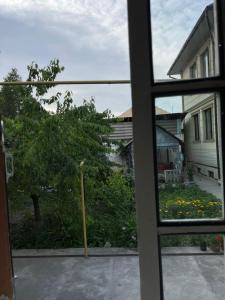 Blick auf einen Hof aus einem Fenster in der Unterkunft family homestay in Osch