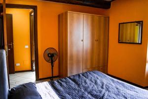 韋爾巴尼亞的住宿－Ciceri Properties Ciancino，一间卧室配有一张大床和一个衣柜