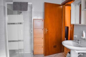 韋爾巴尼亞的住宿－Ciceri Properties Ciancino，一间带水槽、卫生间和淋浴的浴室