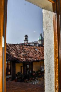 韋爾巴尼亞的住宿－Ciceri Properties Ciancino，从屋顶建筑的窗户上可欣赏到风景