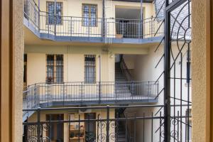 Elle offre une vue sur l'extérieur d'un bâtiment doté de balcons. dans l'établissement W21 Central Apartment, à Budapest